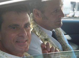 Le Premier ministre avec le préfet Seymour Morsy en direction de Chirongui, après la signature du document 