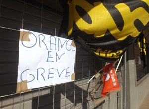 Les drapeaux syndicaux sur la boutique Orange de Kawéni