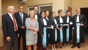 Les cinq nouveaux magistrats entourés des présidents des tribunaux de Mayotte et La Réunion et du procureur Joël Garrigue