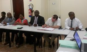 Le président du CDG35 Jean-Jacques Bernard signe le partenariat entouré des maires de Mamoudzou et Bandrélé