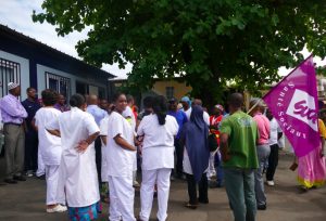 Le personnel hospitalier manifeste contre une agression gratuite 