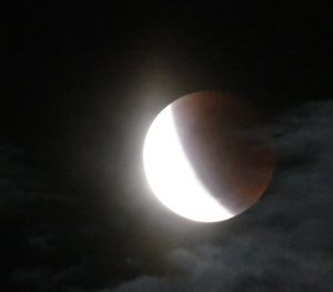 Éclipse de Super lune en cours