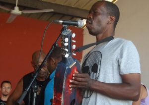  Mwegné Mmadi et les instruments traditionnels redevenus contemporains