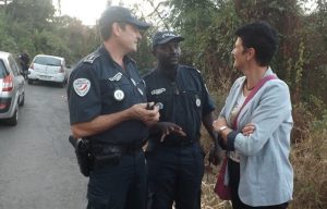 Le commissaire Miziniak et le capitaine Chamassi présentent la situation du quartier à la directrice de cabinet
