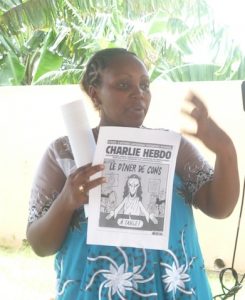 L'animatrice Maria tentait de faire comprendre l'objet d'une caricature