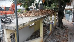 La démolition d'une grande maison pour raccorder Mgombani à la rue du commerce