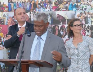 Jeux de visages en fond, Seymour Morsy et Soibahadine Ramadani inaugurent ensemble les JEP aux cotés de Clotilde Kasten, DAC