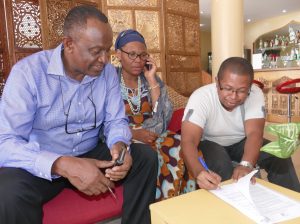 Saïd Omar Oili et Rivo entourent Youssouf Ali Rafza pour la signature de la motion