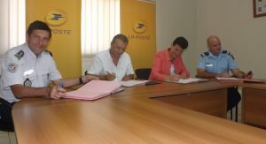 La signature du partenariat entre le commissaire Philippe Miziniak, le directeur régional de la Poste Christian Montès, la sous-préfète Flrence Ghilbert-Bezard et le colonel de gendarmerie Jean Gouvart 
