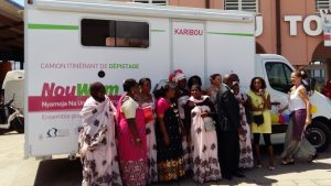  Les femmes de Rédéca devant le camion Nouwam (Photo: JL)