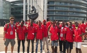 Les 15 pionniers partis à Strasbourg la saison dernière posent devant le parlement européen