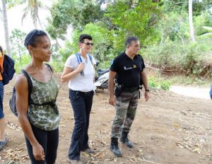 Participation de Florence Ghilbert-Bezard à une opération de sécurisation des chemins de randonnées au Mont Choungui ce dimanche (Crédit photo: préfecture)