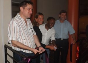 Aurélie Loctin et Mohamed Soilihi Ahmed Fadul coupent le ruban installant symboliquement Solendi à Mayotte entourés du président du Medef et du directeur général de Solendi