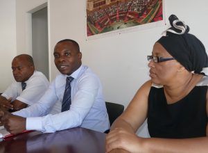 Thani Mohamed Soilihi, entouré de deux maires, souligne qu'il est l'interlocuteur des élus locaux