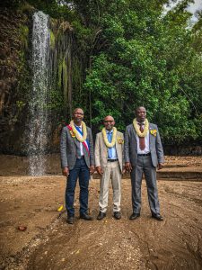 Elus posant devant une cascade à Mayotte