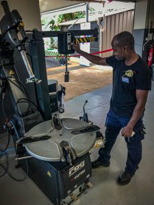 Un homme se tiret d'avant une machine à pneus professionnelle