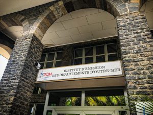 Devanture d'un bâtiment officiel relatif à l'institut d'émission des départements d'outre-mer-mer.