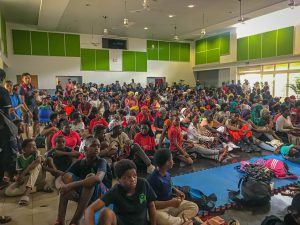 Salle pleine de jeunes gens heureux et survoltés 