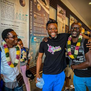 2 hommes afro très heureux de se retrouver