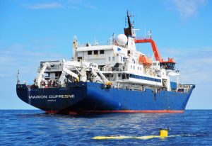 La vue du pont arrière du navire océanographique de l'Ifremer baptisé Marion Dufresne en plein mer avec ainsi son drone sous-marin de type glider