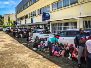 Les jeunes lycéens sont assis en nombre toit le long d'un bâtiment institutionnel