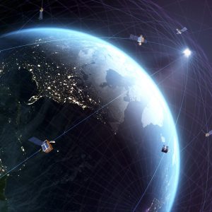 Terre vue du ciel entourée de satellites