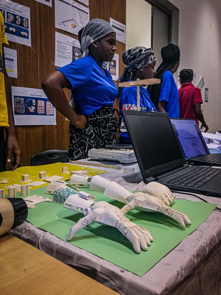 2 Prothèses imprimées en 3D exposées sur une table