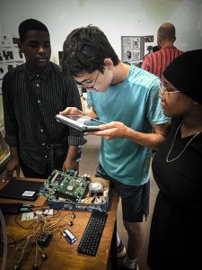 Jeunes gens devant des fiches eletroniques