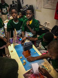 Des enfants attentifs autour d'un appareil d'impression laser