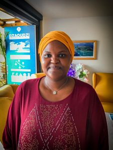Jeune femme au sourire timide vêtue d'un turban sur la tête