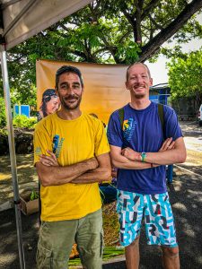 Deux hommes à l'allure cool et en T-shirt coloré souriant