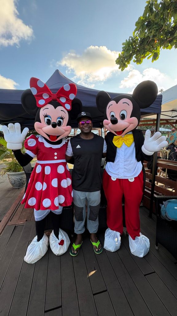 Mayotte, MAP, jeunesse, bus rose, Minnie, Mickey,