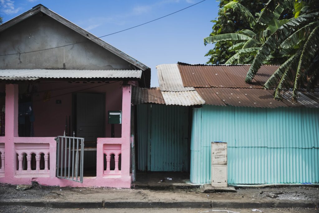 Mayotte, Mamoudzou, nouvel arrivant, maison rose, rue,