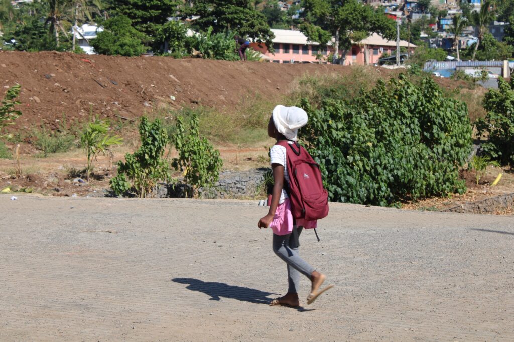 Mayotte, enfants, jeunes, marchant, chaleur, Mamoudzou, 
