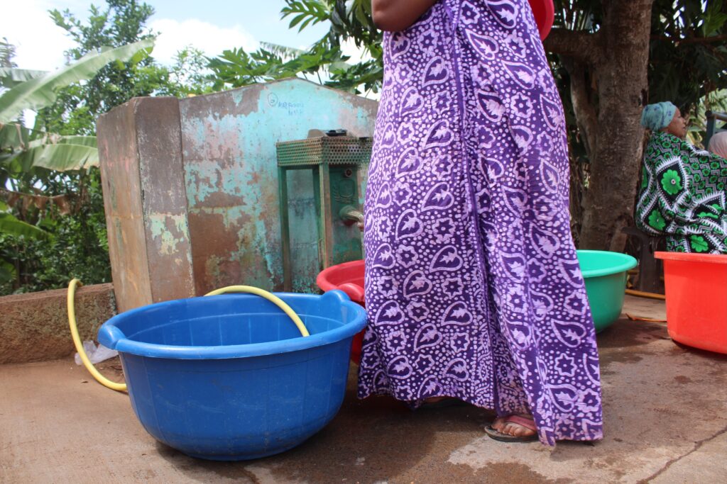 Mayotte, Vahibé, écoles, borne-fontaine monétique, crise de l'eau, accès à l'eau, enfants, 