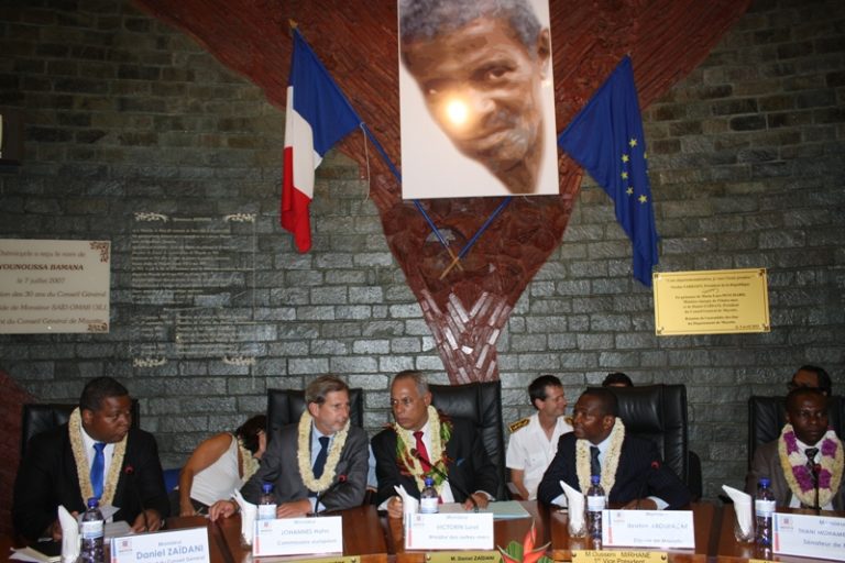 Le commissaire européen Johannes Hahn et le ministre des outremers Victorin Lurel Samedi soir dans l'hémicycle