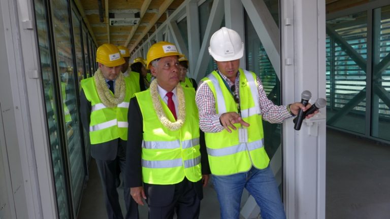 Le commissaire européen Johannes Hahn (à gauche) et le ministre de l'outremer, Victorin Lurel visitent le chantier de l'aérogare