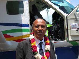 Inzoudine Seffoudine devant son Cessna 208