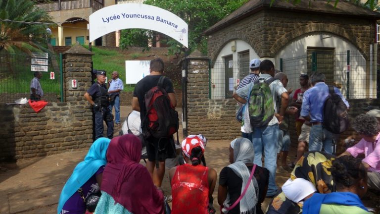 Devant le lycée Youssouna Bamana à Mamoudzou