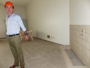Laurent Ridel dans la salle de culte