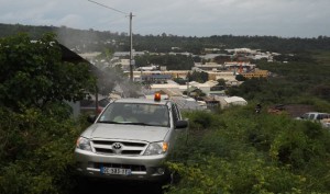 Pulvérisation d'insecticide sur les hauteurs de Kawéni fin mars 2014