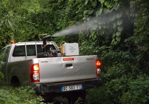 Un pick-up de l'ARS équipé d'un pulvérisateur d'insecticide pour lutter contre la propagation de la dengue
