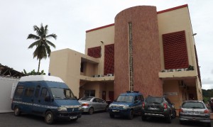 Véhicules de la gendarmerie devant le tribunal de Mamoudzou