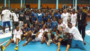 Le 18 mai dernier, les féminines du Combani HC (en bleu) remportaient la coupe de Mayotte de handball aux dépens du HC Labattoir (en blanc)