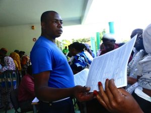 Une foule compacte à la distribution des imprimés de déclarations