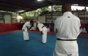 Salut de fin de combat sous le regard de l'entraîneur pour Yasmina Moindjé, première ceinture noire de karaté de Mayotte
