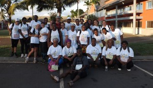La Super marche des bouénis lors du Mahoraid 2014: les marcheuses parties à 4h passent le relai en compagnie de Dvid hervé de la DJSCS