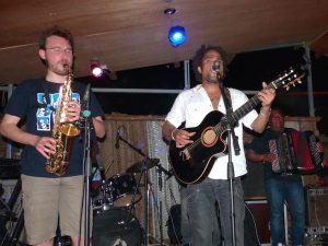 Raphaël au sax' et Mtoro Chamou guitare et voix
