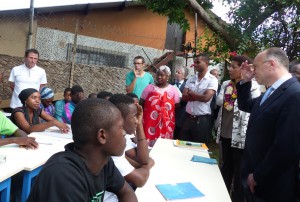 Les deux ministre échangent avec les jeunes de Msayidié