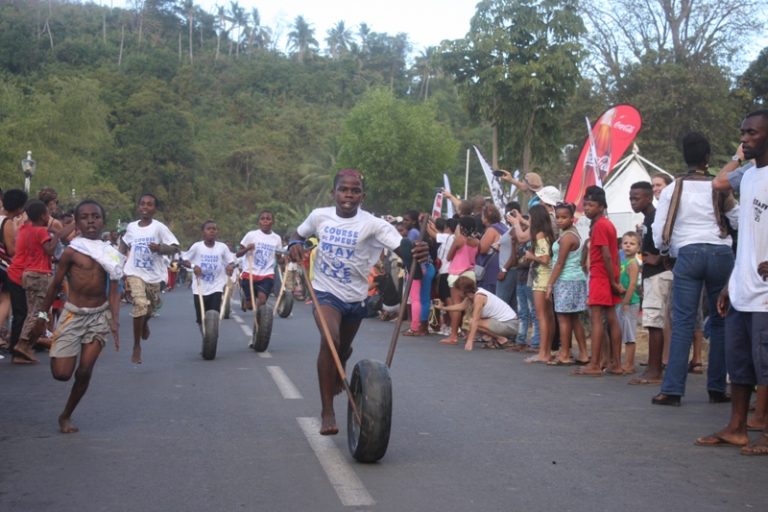 L'arrivée du peloton de la course des garçons
